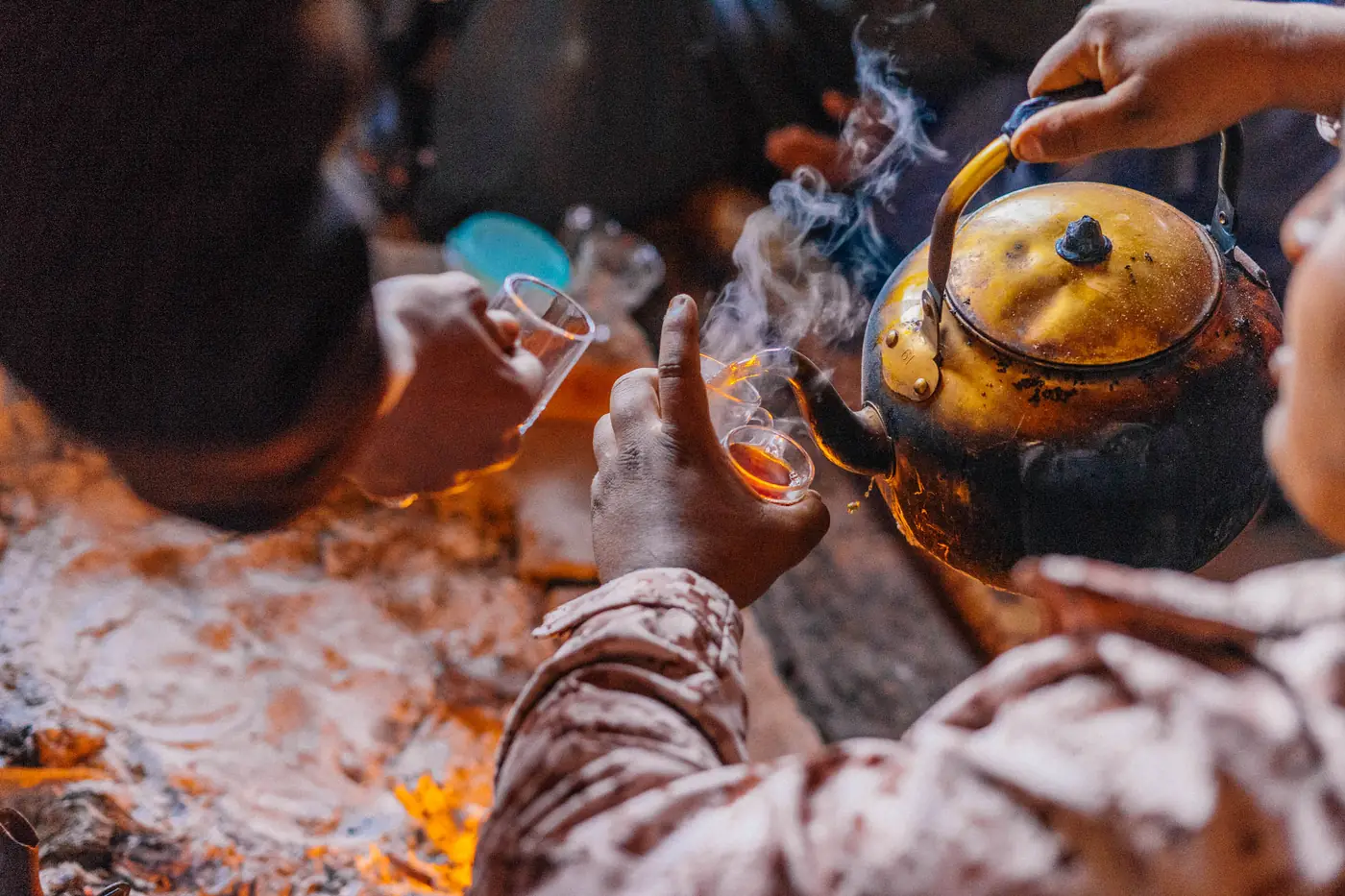 Tè beduino preparato sul fuoco nel deserto del Wadi Rum
