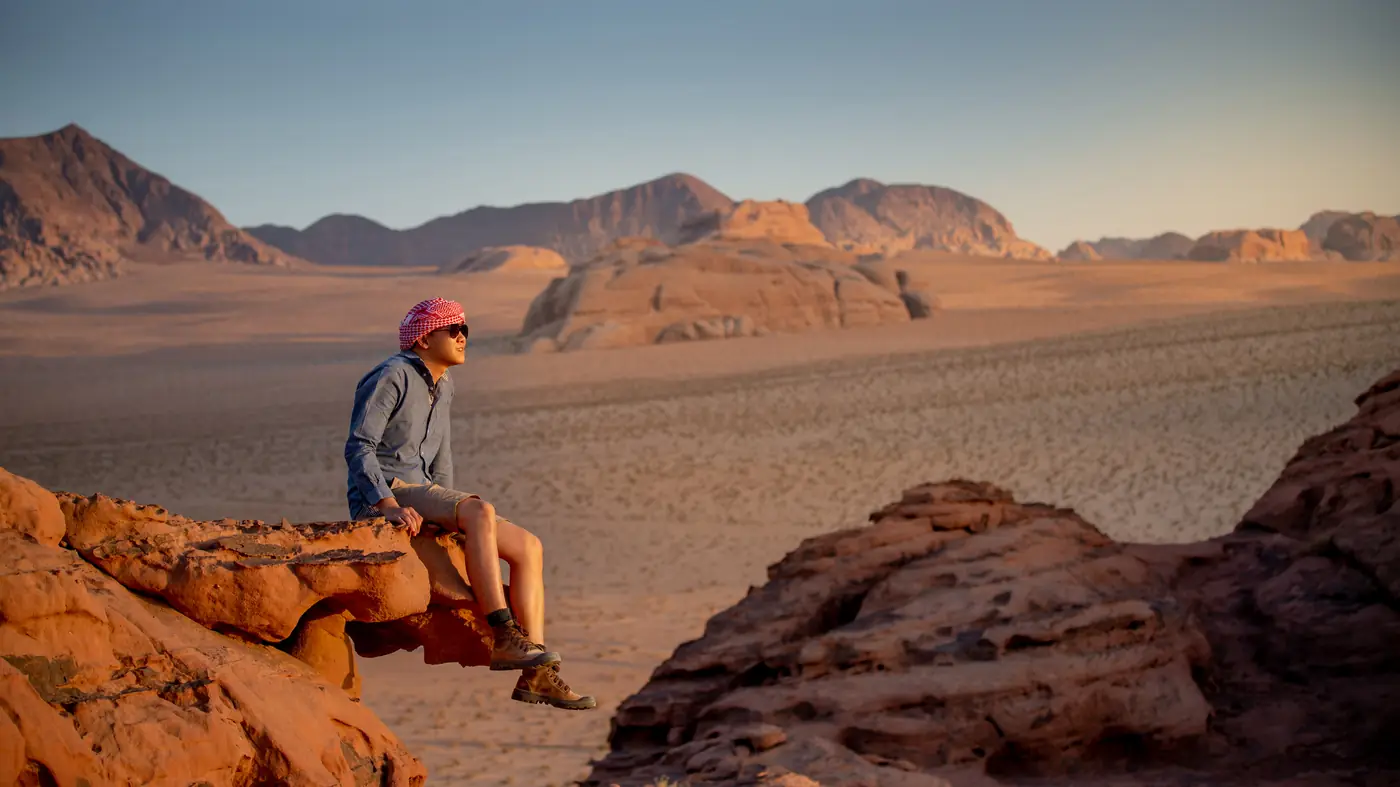 Tramonto nel deserto del Wadi Rum durante un tour Petra e Wadi Rum